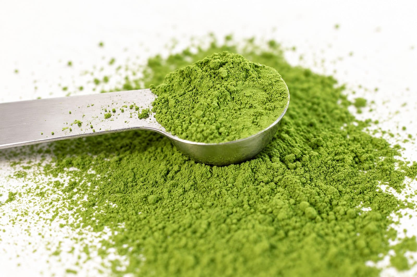 Linguriță dozatoare în pudră matcha verde strălucitor proaspăt măcinată