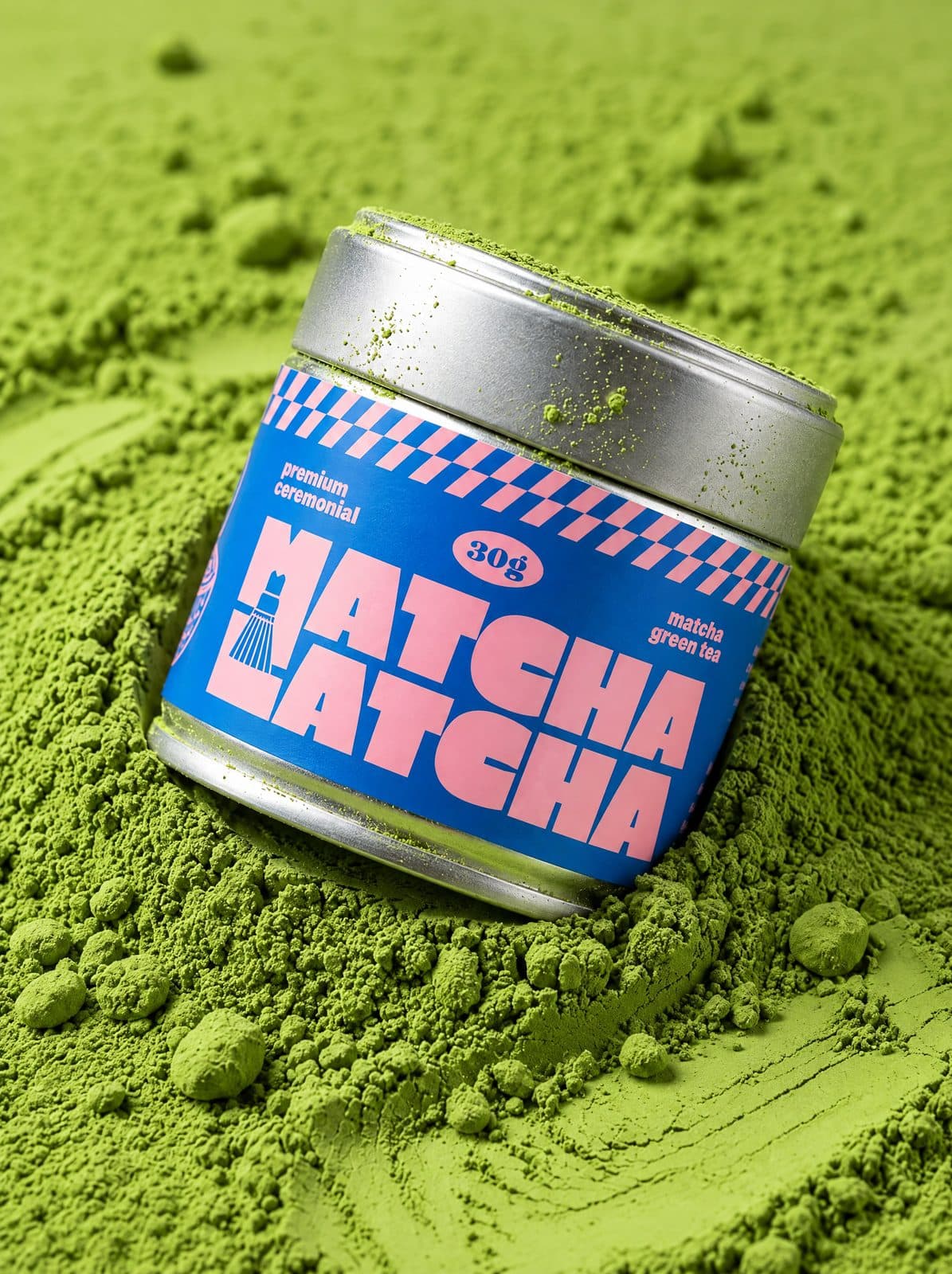 Cutie Matcha Latcha scufundată într-o grămadă de pudră matcha verde strălucitor