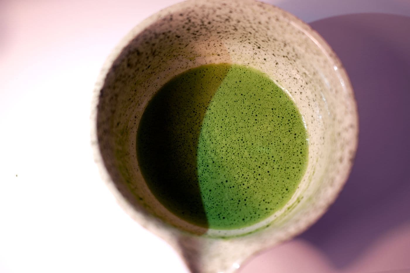 Matcha usucha proaspăt bătută într-un bol de ceramică