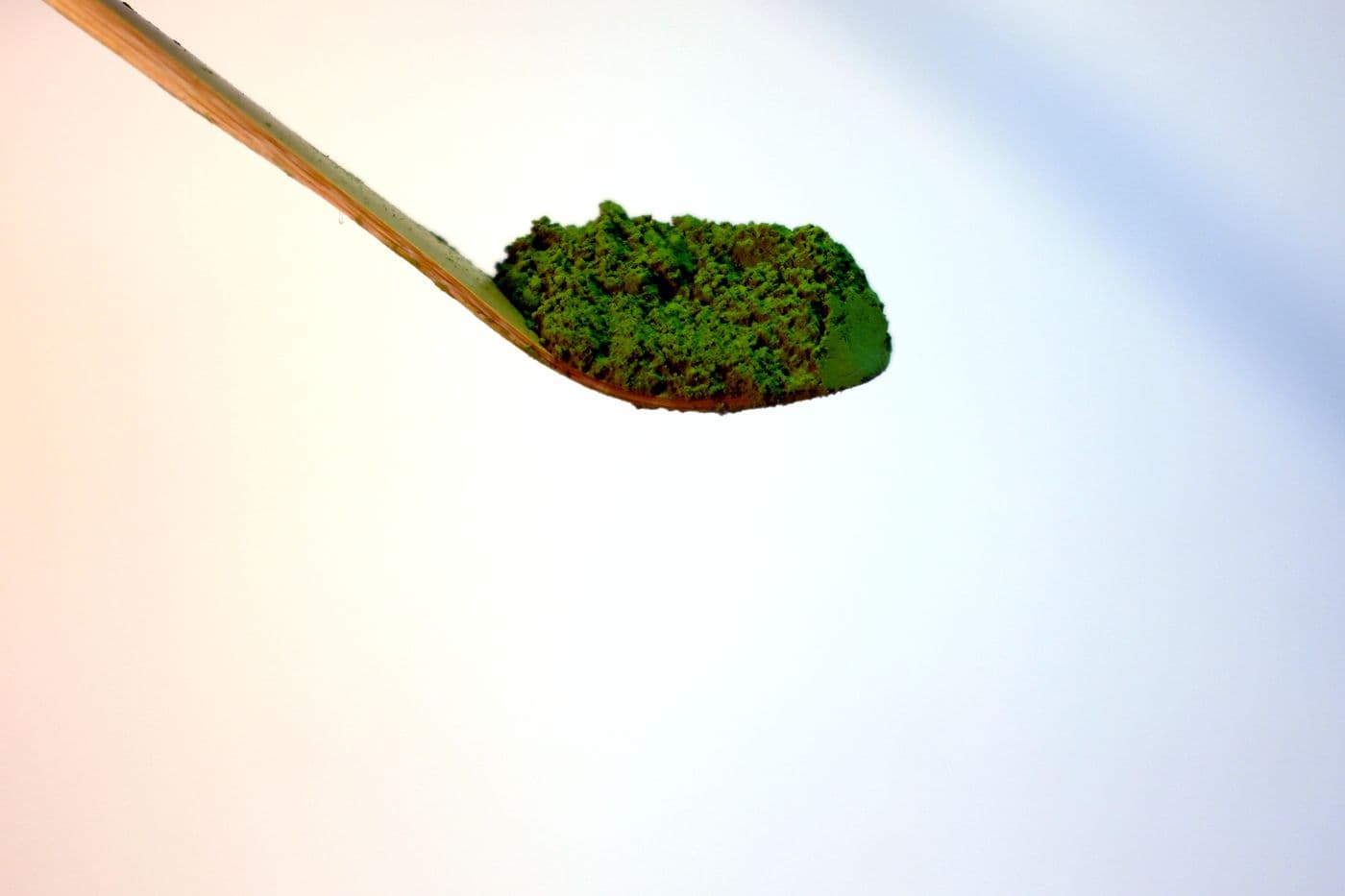 Linguriță de bambus chashaku cu pudră matcha