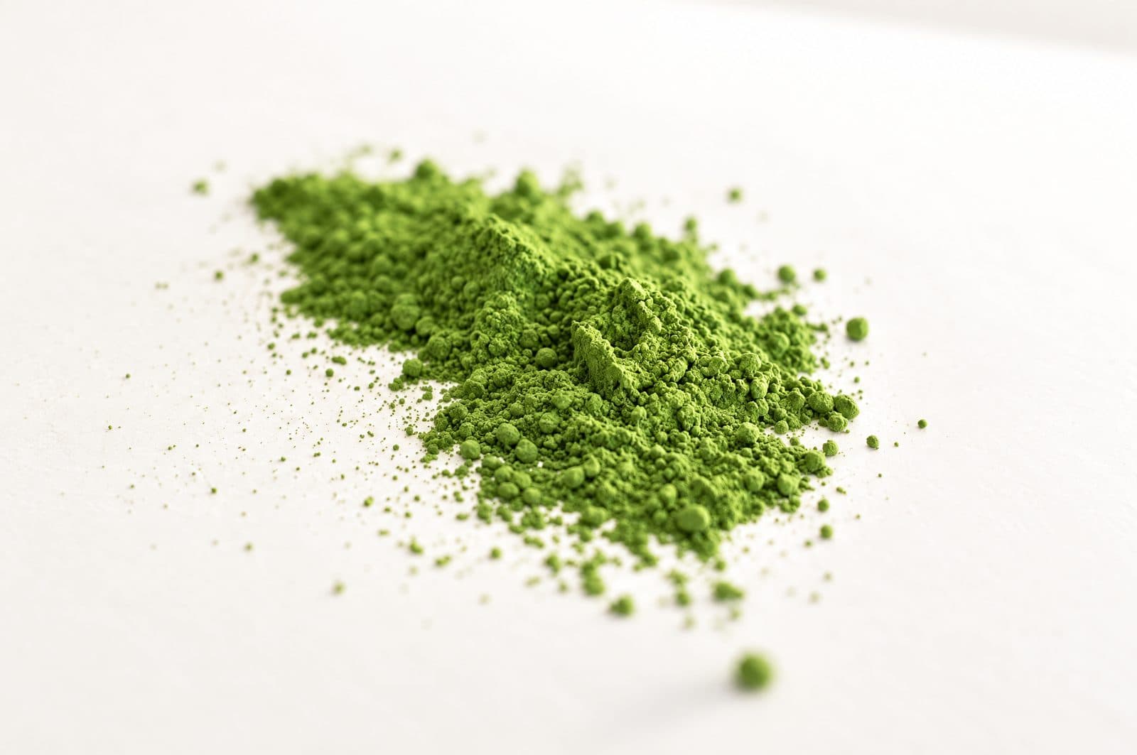 Detaliu cu pudra matcha Matcha Latcha verde strălucitor, proaspăt măcinată