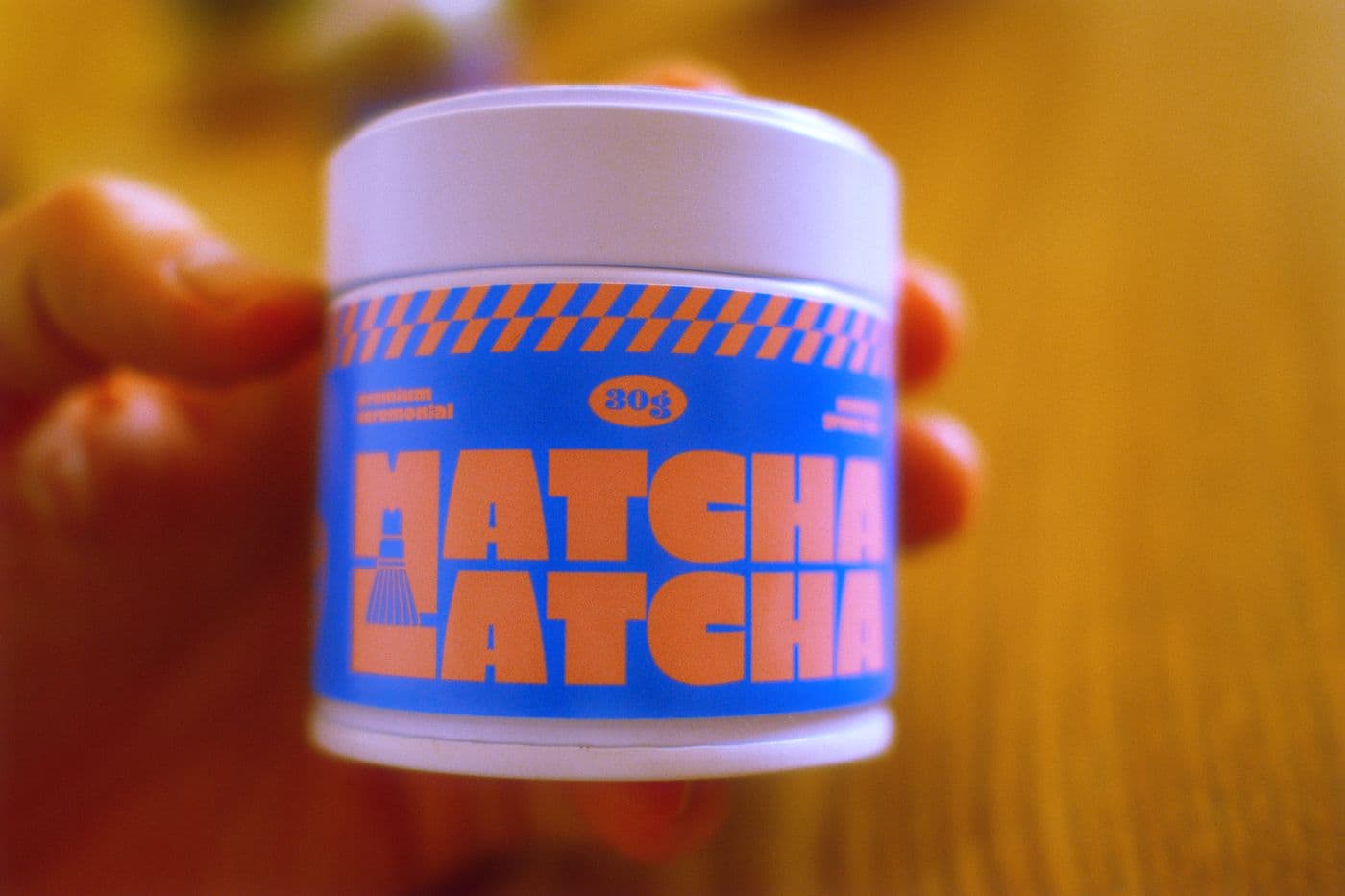 Cutie Matcha Latcha ținută în mână la apus de soare